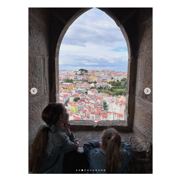 On y découvre néanmoins les deux sœurs, complices, accoudées à une fenêtre et contemplant une magnifique ville aux toits rouges baignée de soleil.

Nathalie Péchalat partage des photos de ses filles sur Instagram