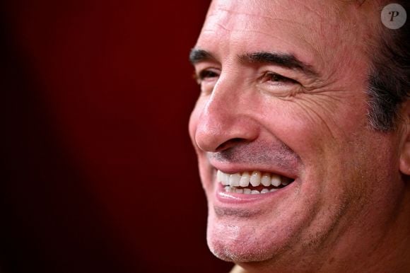 Jean Dujardin avoue s'être amusé durant de nombreuses années, mais ne se considère pas comme un fêtard invétéré.

Jean Dujardin, ému, au cinéma Jean Paul Belmondo à Nice, le 7 octobre 2025, où il a rendu hommage à son idole alors qu'il était avec le réalisteur Jan Kounen et l'actrice Marie Josée Croze, pour présenter en avant première, le film L'homme qui retrécit.
© Bruno Bebert / Bestimage