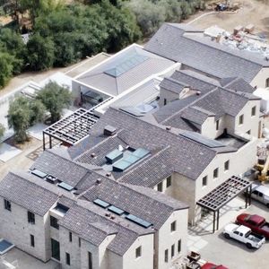 La maison de Kylie Jenner à Hidden Hills semble être en voie d'achèvement en Californie. 

©BestImage