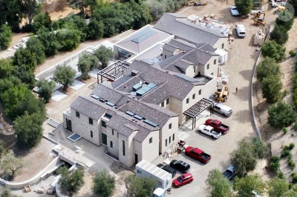 La maison de Kylie Jenner à Hidden Hills semble être en voie d'achèvement en Californie. 

©BestImage