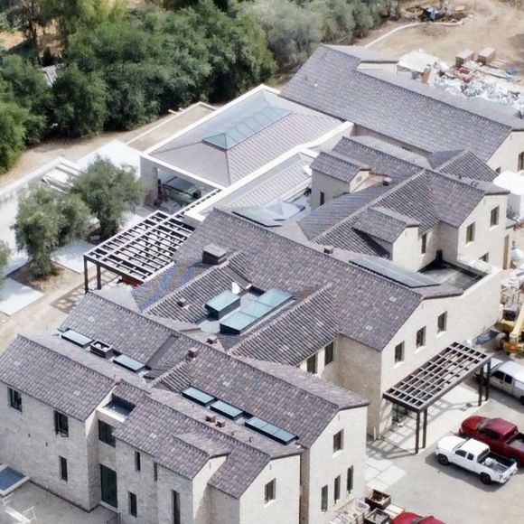 La maison de Kylie Jenner à Hidden Hills semble être en voie d'achèvement en Californie. 

©BestImage