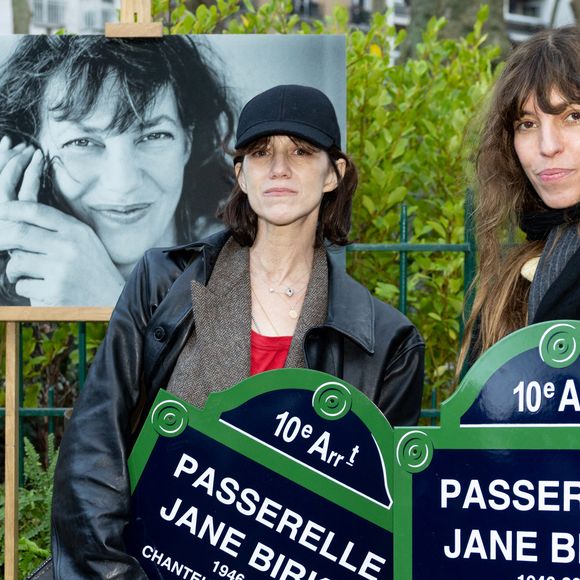 La ville de Paris a en effet rendu un bel hommage à Jane Birkin en renommant en son honneur une passerelle du canal Saint-Martin, située devant les 41-43 quai de Valmy, en présence d’Alexandra Cordebard, maire du 10e arrondissement. 

Lou Doillon et Charlotte Gainsbourg - Inauguration de la passerelle Jane Birkin devant les 41-43 quai de Valmy à Paris le 13 décembre 2025.
© Cyril Moreau / Bestimage