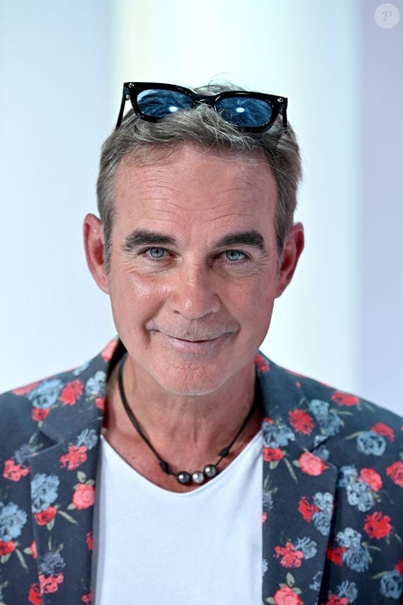 Pierre Cosso à l'enregistrement de l'émission "Vivement Dimanche Prochain", le 7 juin 2022. 

Photo : Guillaume Gaffiot / Bestimage