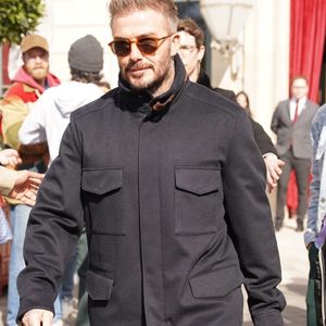 La famille Beckham quitte l'hôtel la Reserve Paris le lendemain du défilé de la collection Victoria Beckham lors de la fashion week à Paris, le 8 mars 2025  ©Backgrid USA / Bestimage