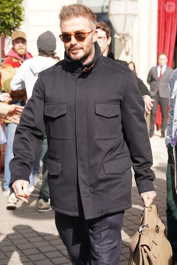 La famille Beckham quitte l'hôtel la Reserve Paris le lendemain du défilé de la collection Victoria Beckham lors de la fashion week à Paris, le 8 mars 2025  ©Backgrid USA / Bestimage