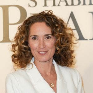 Née à Villefranche-de-Rouergue, la présentatrice retourne dans le Sud dès que son emploi du temps le permet.

Marie-Sophie Lacarrau - Première du film "Le Diable s'habille en Prada (The Devil wears Prada 2)" au cinéma Le Grand Rex à Paris, le 27 avril 2026. © Guirec Coadic/Bestimage