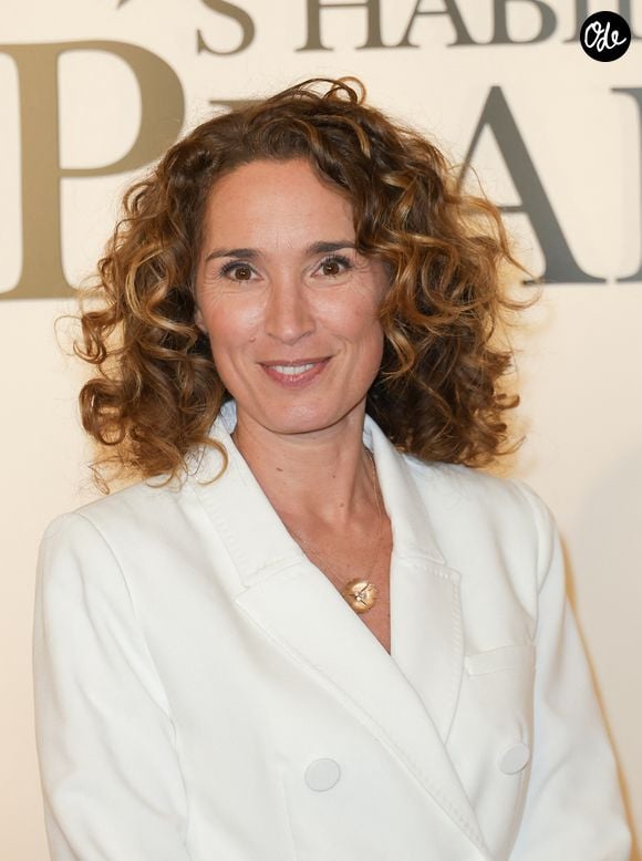 Née à Villefranche-de-Rouergue, la présentatrice retourne dans le Sud dès que son emploi du temps le permet.

Marie-Sophie Lacarrau - Première du film "Le Diable s'habille en Prada (The Devil wears Prada 2)" au cinéma Le Grand Rex à Paris, le 27 avril 2026. © Guirec Coadic/Bestimage