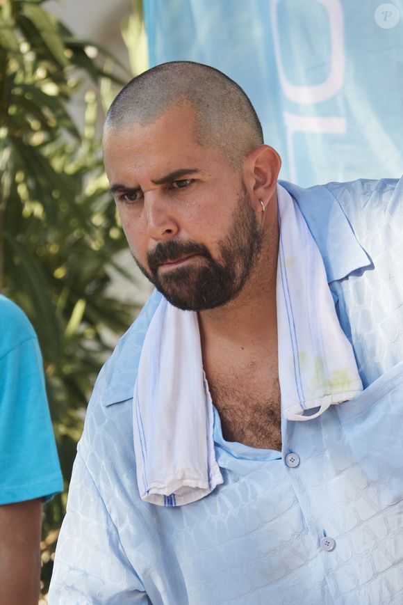 Artus, crâne rasé, à la Pétanque Turquoise sur la Place des Lices à Saint-Tropez, au profit de l'association "Soleil d'Enfance". Le 11 août 2024. photo par Agence / Bestimage