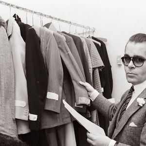 Archives - Karl Lagerfeld - Essayage pour une pièce de théâtre de A.Schnitzler au théâtre du château à Vienne. Le 22 septembre 1980 © Action Press/Bestimage