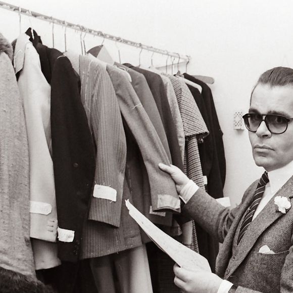 Archives - Karl Lagerfeld - Essayage pour une pièce de théâtre de A.Schnitzler au théâtre du château à Vienne. Le 22 septembre 1980 © Action Press/Bestimage