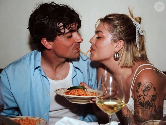 En légende, elle a opté pour une déclaration originale rédigée en italien : "Tout est facile pour moi... type de glace qui ne fond pas", a écrit la chanteuse...

Instagram de Louane, actuellement en vacances en Italie avec son fiancé Florian Rossi.