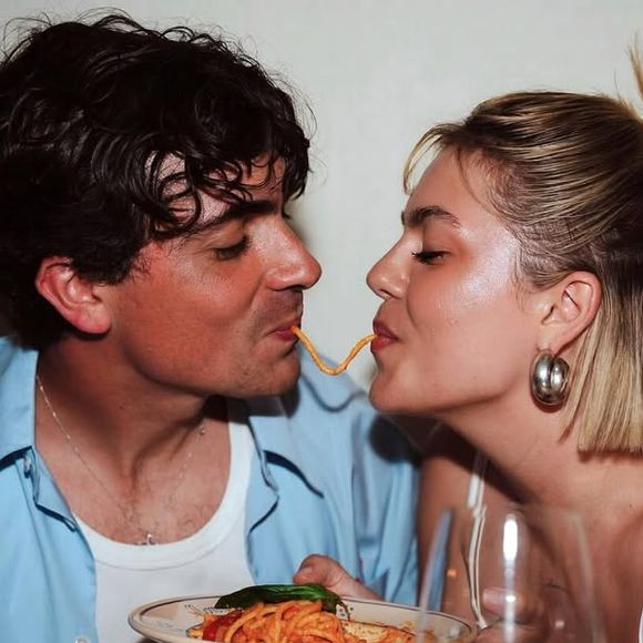 En légende, elle a opté pour une déclaration originale rédigée en italien : "Tout est facile pour moi... type de glace qui ne fond pas", a écrit la chanteuse...

Instagram de Louane, actuellement en vacances en Italie avec son fiancé Florian Rossi.