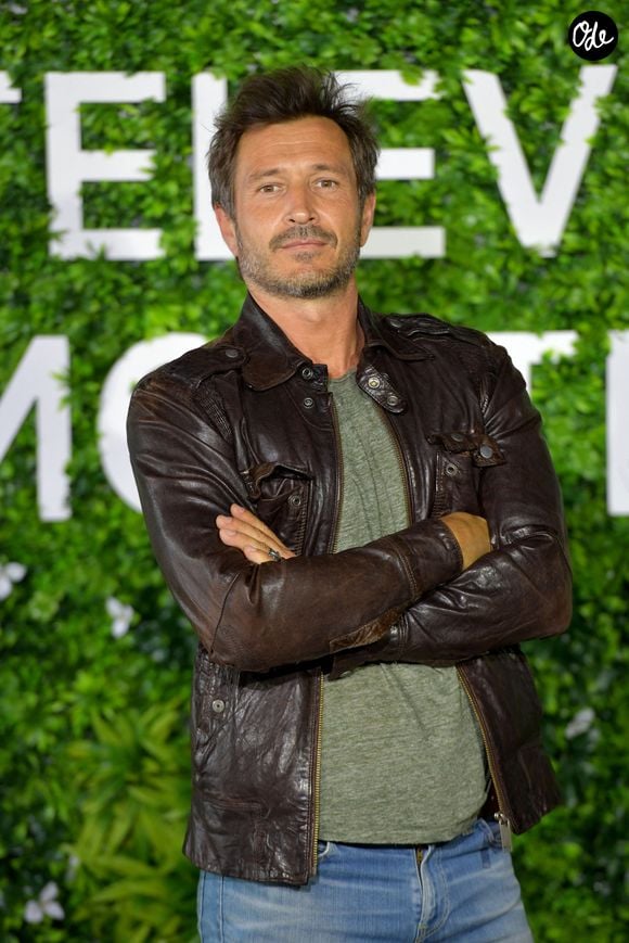 Alexandre Varga semble pleinement épanoui dans son rôle de père et décrit cette nouvelle vie comme "du bonheur".

 Alexandre Varga sur le photocall du 60ème Festival de Télévision de Monte-Carlo au Grimaldi Forum à Monaco le 19 juin 2021. © Bruno Bébert/Bestimage