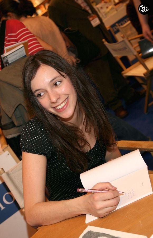 Lolita Séchan, fille du chanteur Renaud, pose lors de la dernière journée du Salon du Livre de Paris, qui s'est tenu à la Porte de Versailles, à Paris, en France, le 27 mars 2007. Photo de Denis Guignebourg/Abaca