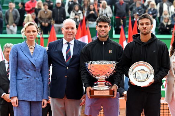 La princesse Charlene de Monaco, le prince Albert II de Monaco, Carlos Alcaraz et Lorenzo Musetti durant la finale de la 118e édition du Rolex Monte-Carlo Masters, au Monte-Carlo Country Club à Roquebrune Cap Martin, le 13 avril 2025.
L'espagnol Carlos Alcaraz a battu l'italien Lorenzo Musetti 3-6 / 6-1 / 6-0. © Bruno Bebert / Bestimage