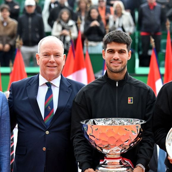 La princesse Charlene de Monaco, le prince Albert II de Monaco, Carlos Alcaraz et Lorenzo Musetti durant la finale de la 118e édition du Rolex Monte-Carlo Masters, au Monte-Carlo Country Club à Roquebrune Cap Martin, le 13 avril 2025.
L'espagnol Carlos Alcaraz a battu l'italien Lorenzo Musetti 3-6 / 6-1 / 6-0. © Bruno Bebert / Bestimage