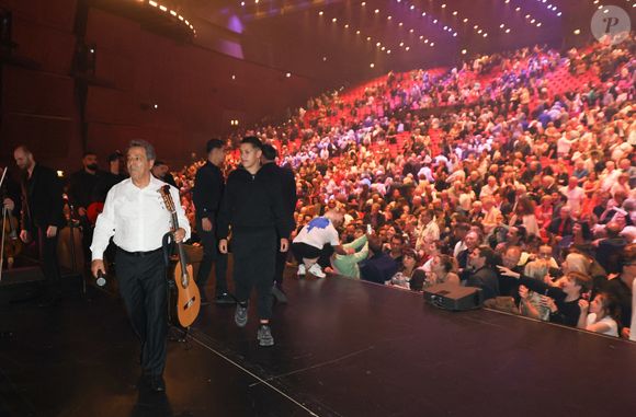 Un concert a d'ailleurs eu lieu au palais des Congrès à Paris ce 24 mai 
Exclusif - Chico Bouchikhi - People au concert de Chico & The Gypsies qui célèbrent 45 ans de carrière au Palais des Congrès avec un concert symphonique inédit le 24 mai 2025. Portés par 80 musiciens et des invités prestigieux, leurs tubes cultes ont résonné dans une version grandiose, entre rumba, flamenco et symphonie.
© Guirec Coadic / Bestimage
