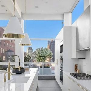 Thierry Henry, légende du football français, a mis en vente son luxueux penthouse de New York, acheté en 2010 au moment de sa signature aux Red Bulls, contre 25 millions de dollars (22 millions d'euros). Photo par Sotheby's via Bestimage