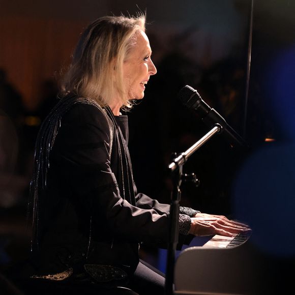 D’après nos confrères de l’AFP, les concerts programmés en juin et juillet à Hauterives, Albi, Vence, Surgères et Orange sont toutefois maintenus pour le moment. 

Exclusif - Veronique Sanson en Show Case lors de la soirée anniversaire des 25 ans de la Terrasse de Albane pendant le 79ème Festival International du Film de Cannes, France, le 15 mai 2026. © Denis Guignebourg/Bestimage