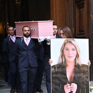 La ville de Nice s'est figée pour saluer une dernière fois celle qui fut la première grande icône de la télé-réalité française.

Sorties des obsèques de Loana Petrucciani dans la cathédrale Sainte-Réparate à Nice. © Bruno Bebert/Bestimage