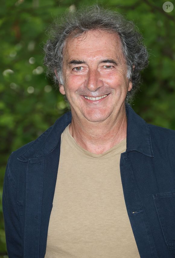 "Je pense que ca a vraiment changé notre relation (...) C'est très agréable de travailler avec son fils. Ca a fait évoluer notre relation et je pense que ca l'a fait évoluer aussi dans sa vie, je trouve ca chouette."

François Morel - Photocall du film "Première Affaire" lors de la 16ème édition du festival du film francophone (FFA) de Angoulême le 25 août 2023.
© Coadic Guirec / Bestimage