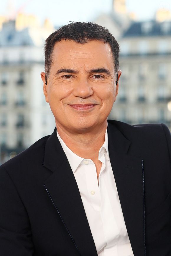 Après son bac, le tout jeune homme réalise son rêve en devenant journaliste. 

Exclusif - Laurent Luyat - Plateau de l'émission "Paris accueille la flamme Olympique" sur le parvis de l'hôtel de ville à Paris, diffusée en direct sur France 2 en marge du concert de la Place de la République à l'occasion du Relais de la Flamme olympique. © Christophe Clovis / Bestimage