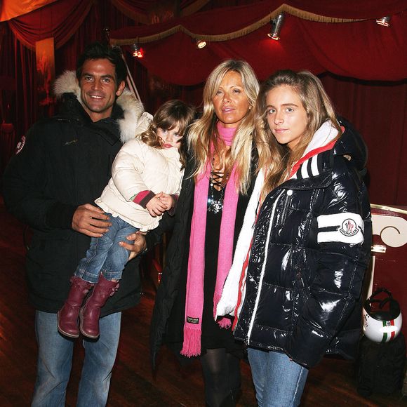 Filip Nikolic avec sa fille Sasha, sa petite amie Valérie et une amie Tanelle posent lors de la fête organisée au cirque Arlette Gruss au profit de l'association 'Reves' à Paris, France, le 30 novembre 2007. Photo par Denis Guignebourg/ABACAPRESS.COM