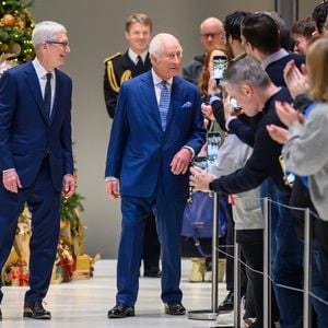 D’après les informations révélées par "The Sun" le jeudi 12 décembre, une femme de chambre âgée de 24 ans aurait été l’instigatrice de ce véritable fiasco...


Le roi Charles III d'Angleterre en visite à l'Apple Store HQ à Battersea Power Station à Londres. Le 12 décembre 2024 © Paul Grover / Pool / Bestimage