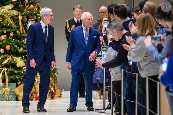 D’après les informations révélées par "The Sun" le jeudi 12 décembre, une femme de chambre âgée de 24 ans aurait été l’instigatrice de ce véritable fiasco...


Le roi Charles III d'Angleterre en visite à l'Apple Store HQ à Battersea Power Station à Londres. Le 12 décembre 2024 © Paul Grover / Pool / Bestimage