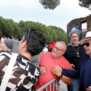 Exclusif - Michel Sardou remet le trophée au vainqueur - Michel Sardou rend hommage à son père en famille lors du premier trophée de pétanque "Fernand Sardou" à Bormes-les-Mimosas le 29 mai 2026. 

© Franz Chavaroche / Bestimage