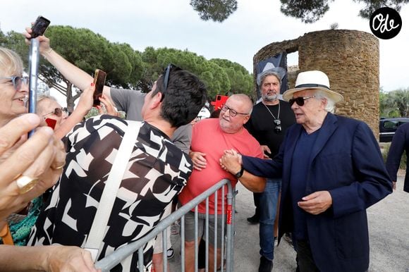 Exclusif - Michel Sardou remet le trophée au vainqueur - Michel Sardou rend hommage à son père en famille lors du premier trophée de pétanque "Fernand Sardou" à Bormes-les-Mimosas le 29 mai 2026. 

© Franz Chavaroche / Bestimage