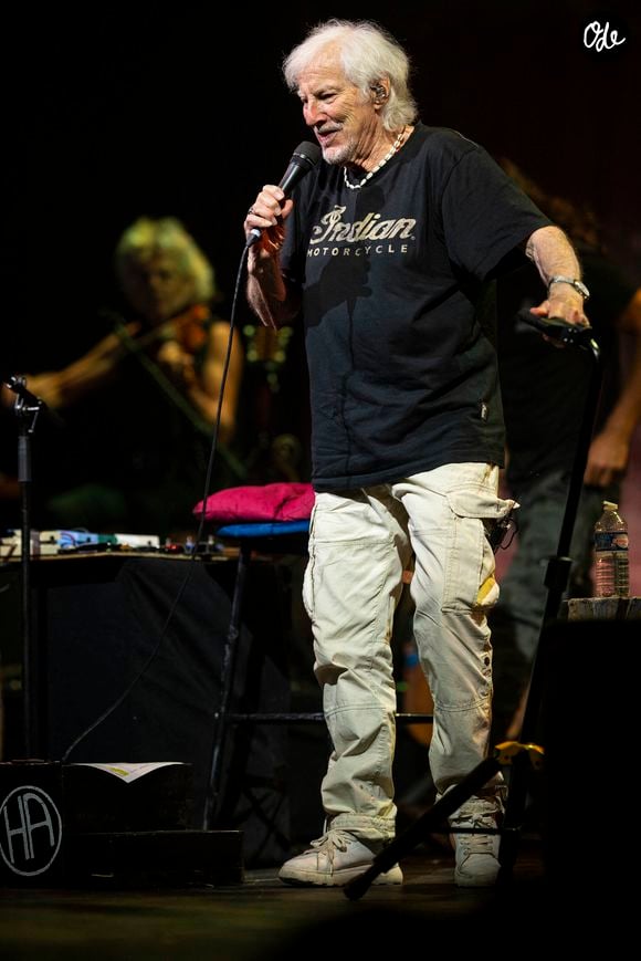 Au cœur de cette publication : l'état de santé de l'interprète de Santiano, contraint de mettre temporairement sa voix au repos.

Exclusif - Hugues Aufray en concert au Zenith de Rouen le 27 juin 2026. © Pierre Perusseau/Bestimage