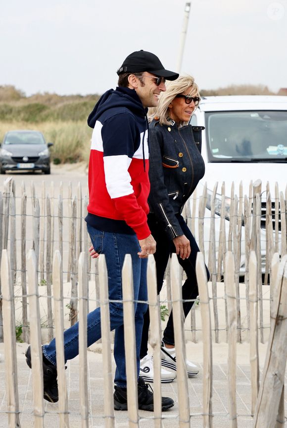 Le président de la république Emmanuel Macron et la première dame Brigitte Macron s'offrent une promenade sur la plage du Touquet la veille du 2 ème tour des élections présidentielles 2022 le 23 avril 2022.
© Dominique Jacovides / Bestimage