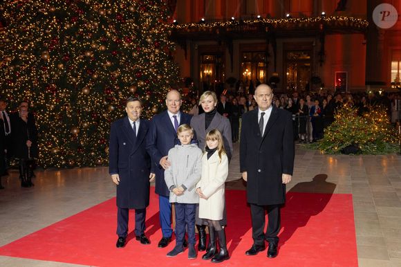 Le prince Albert II de Monaco et la princesse Charlène, avec leurs enfants, les jumeaux princiers, Jacques et Gabriella, ont donné le coup d'envoi des illuminations de la SBM, sur la Place du Casino de Monaco, le 30 novembre 2024.  © Olivier Huitel/Pool Monaco/Bestimage