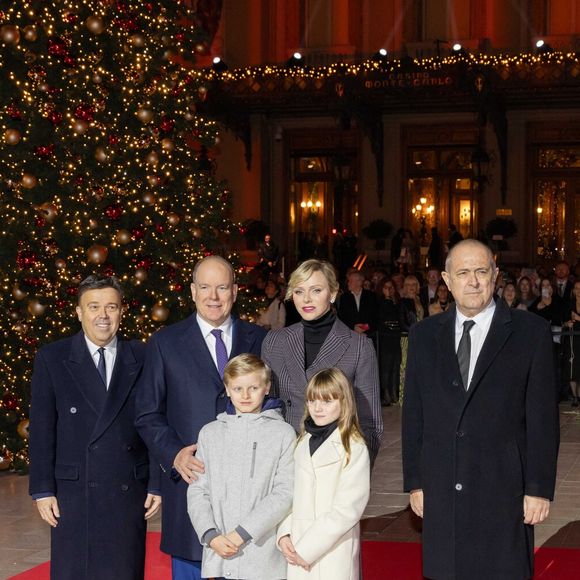 Le prince Albert II de Monaco et la princesse Charlène, avec leurs enfants, les jumeaux princiers, Jacques et Gabriella, ont donné le coup d'envoi des illuminations de la SBM, sur la Place du Casino de Monaco, le 30 novembre 2024.  © Olivier Huitel/Pool Monaco/Bestimage