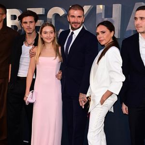 Romeo, Cruz, Harper, David, Victoria et Brooklyn Beckham à l'avant-première du documentaire Beckham de Netflix, le 3 octobre 2023, au Cursor Mayfair de Londres. AGENCE / BESTIMAGE