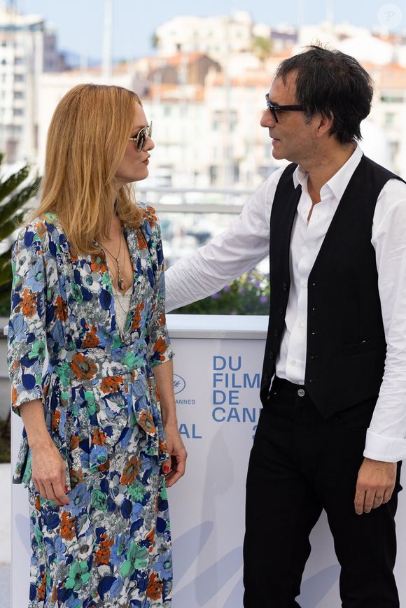 Vanessa Paradis, Samuel Benchetrit (réalisateur) au photocall du film Cette musique ne joue pour personne (Cannes première) lors du 74ème festival international du film de Cannes le 10 juillet 2021
© Borde / Jacovides / Moreau / Bestimage