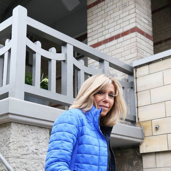 La première dame est très attachée à ce bien où elle va depuis qu'elle a 5 ans et dont elle a hérité par ses parents

Brigitte Macron (Trogneux) reçoit sa fille Tiphaine, son gendre Antoine et leurs enfants Aurèle et Elise, pour l'anniversaire de cette dernière, à son domicile au Touquet. Le 6 mai 2017
© Cyril Moreau / Bestimage
