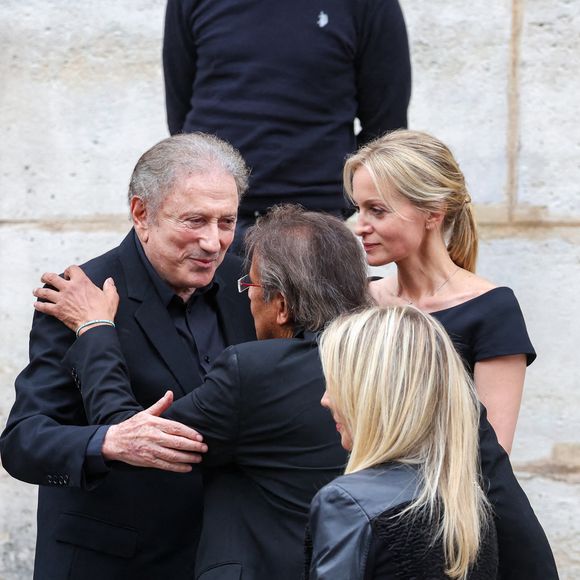 Laurent Voulzy et Isaure s'étaient rendus ensemble aux obsèques de Thierry Ardisson

Michel Drucker, Audrey Crespo-Mara, Laurent Voulzy et sa compagne Isaure Le Faou - Sorties des obsèques de Thierry Ardisson en l’église Saint-Roch de Paris, France, le 17 juillet 2025. © Clovis-Jacovides/Bestimage