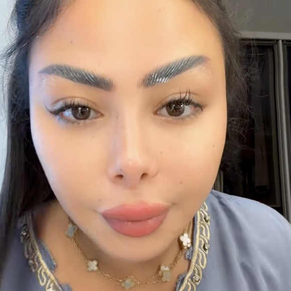 En effet, comme le rapportent nos confrères de 20minutes, la principale concernée fait l'objet d'un "travel ban", soit une interdiction de voyager, 

Maëva Ghennam le 7 mars 2026 en story Instagram