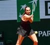 La joueuse a expliqué en conférence de presse que se sentir belle grâce à son look et ses bijoux l’aide à mieux jouer.

Aryna Sabalenka - Match lors des Internationaux de France de Tennis de Roland Garros 2026, le 26 mai 2026.
© Baptiste Autissier / PsnewZ / Bestimage