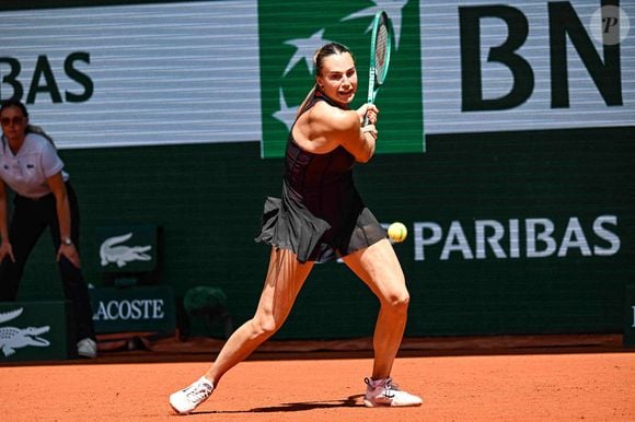 La joueuse a expliqué en conférence de presse que se sentir belle grâce à son look et ses bijoux l’aide à mieux jouer.

Aryna Sabalenka - Match lors des Internationaux de France de Tennis de Roland Garros 2026, le 26 mai 2026.
© Baptiste Autissier / PsnewZ / Bestimage
