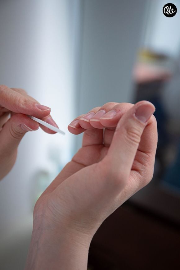 Supprimer cette barrière naturelle fragilise la matrice de l'ongle et ouvre la porte aux bactéries.

Photo : Pexels/Sergey Meshkov