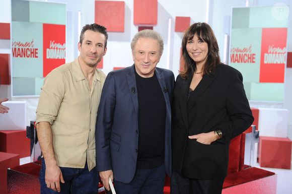Tous les invités de l’émission ont un point commun : ils ont été sociétaires des “Grosses Têtes” sur RTL.

 Jeremy Ferrari, Michel Drucker et Karina Marimon lors de l'enregistrement de l'émission "Vivement dimanche" au studio Rive Gauche, présentée par M.Drucker avec une diffusion sur France 3 le 8 mars 2026, à Paris, France, le 25 février 2026. © Guillaume Gaffiot/Bestimage