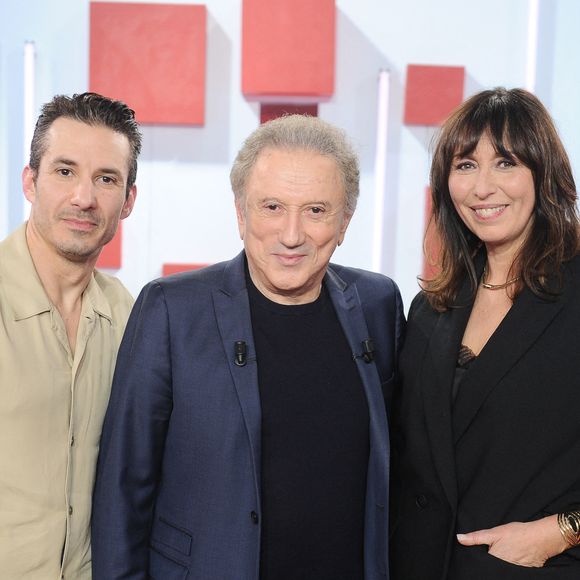 Tous les invités de l’émission ont un point commun : ils ont été sociétaires des “Grosses Têtes” sur RTL.

 Jeremy Ferrari, Michel Drucker et Karina Marimon lors de l'enregistrement de l'émission "Vivement dimanche" au studio Rive Gauche, présentée par M.Drucker avec une diffusion sur France 3 le 8 mars 2026, à Paris, France, le 25 février 2026. © Guillaume Gaffiot/Bestimage