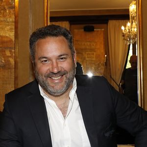 Bruce Toussaint à la librairie Ephémère du Fouquet's à l'occasion de la remise du Prix du Livre de l'Art de Vivre Parisien et du Trophée du Fouquet's à Paris le 12 juin 2023.
© Marc Ausset-Lacroix/Bestimage