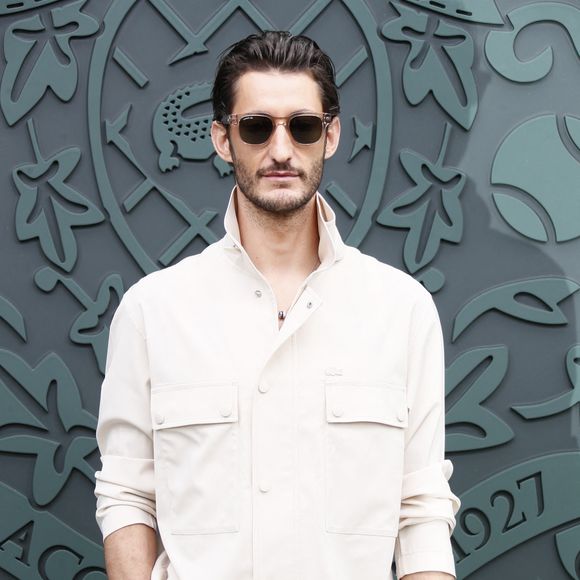 Le couple habite une maison qui date du 15e siècle, au contact de la nature et entouré de nombreux animaux. Un cadre paisible, loin du tumulte parisien, ville qu'ils ont quittée sans aucun regret.

Pierre Niney au photocall du défilé Lacoste "Collection Prêt-à-Porter Automne/Hiver 2025-2026" lors de la Fashion Week de Paris (PFW), le 9 mars 2025
© Christophe Clovis / Bestimage
