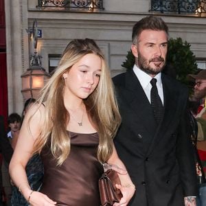 David Beckham et sa fille Harper Seven sortent de l'hôtel La Réserve Paris - Hotel and Spa pour se rendre au défilé de Victoria en marge de la Fashion Week de Paris (PFW), à Paris, France, le 7 mars 2025. © Cyril Moreau/Bestimage