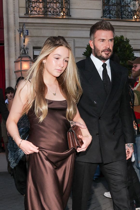 David Beckham et sa fille Harper Seven sortent de l'hôtel La Réserve Paris - Hotel and Spa pour se rendre au défilé de Victoria en marge de la Fashion Week de Paris (PFW), à Paris, France, le 7 mars 2025. © Cyril Moreau/Bestimage