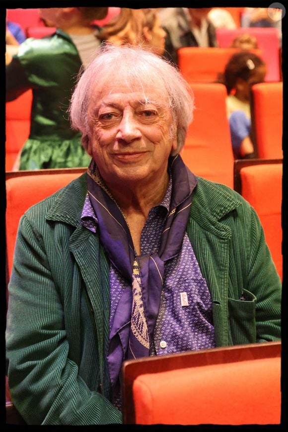 Il a également critiqué l’aménagement de la salle et l’acoustique, ce qui a déplu à plusieurs spectateurs.

Exclusif - Hervé Vilard -  Personnalités au spectacle de Chantal Goya "50 ans d'amour" au palais des Congrès à Paris le 25 mai 2025.

© Alain Guizard / Bestimage
